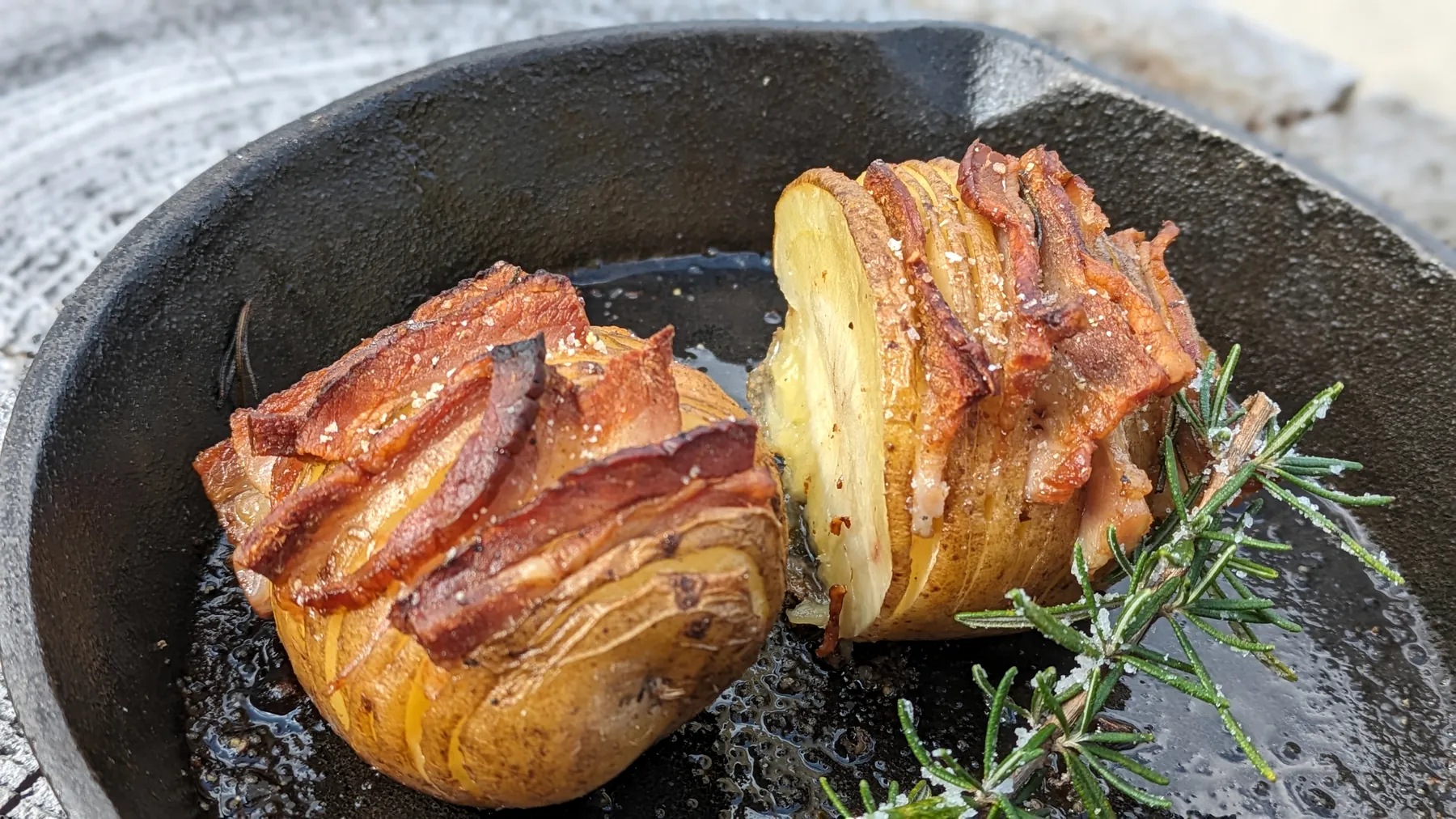 鉄板で仕上げたじゃがいも料理
