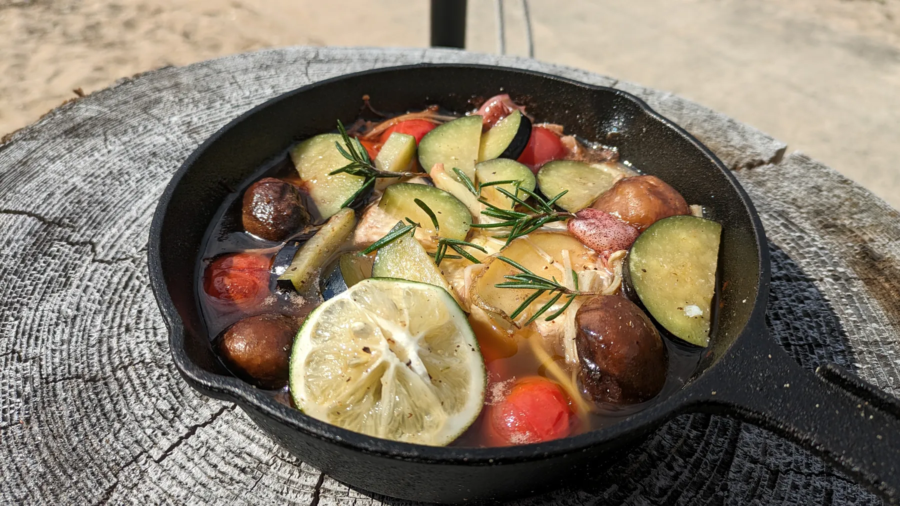 スキレットで調理した野菜